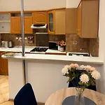 Apartment Spacious 2 Bedroom In Centre, Fast Wi-fi, Self Check In, Family & Work Friendly *