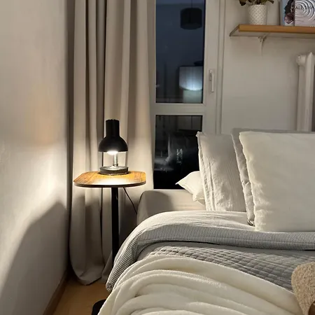 Spacious 2 Bedroom In Centre, Fast Wi-fi, Self Check In, Family & Work Friendly