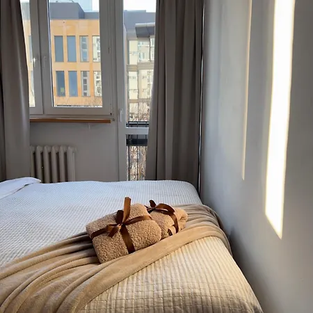 Spacious 2 Bedroom In Centre, Fast Wi-fi, Self Check In, Family & Work Friendly *