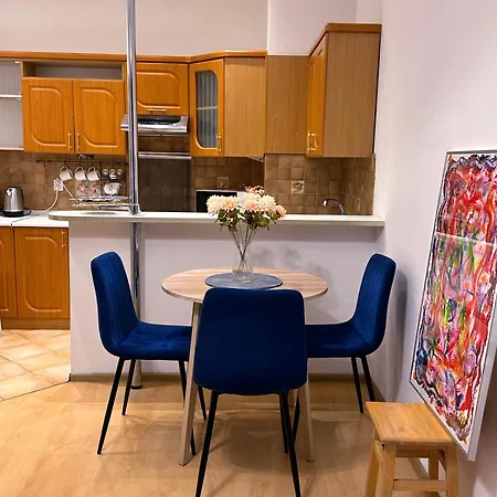 Spacious 2 Bedroom In Centre, Fast Wi-fi, Self Check In, Family & Work Friendly Daire Varşova