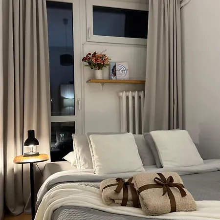 Spacious 2 Bedroom In Centre, Fast Wi-fi, Self Check In, Family & Work Friendly