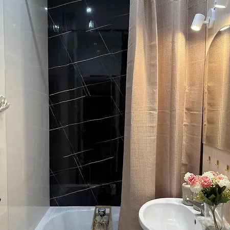 Spacious 2 Bedroom In Centre, Fast Wi-fi, Self Check In, Family & Work Friendly