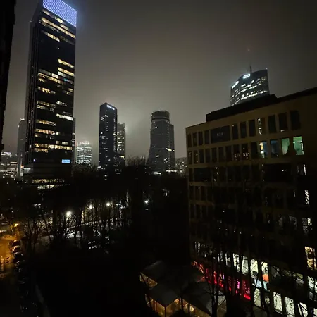 Spacious 2 Bedroom In Centre, Fast Wi-fi, Self Check In, Family & Work Friendly Appartamento Varsavia