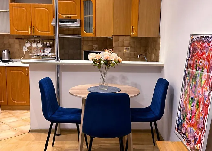 Spacious 2 Bedroom In Centre, Fast Wi-fi, Self Check In, Family & Work Friendly アパート ワルシャワ