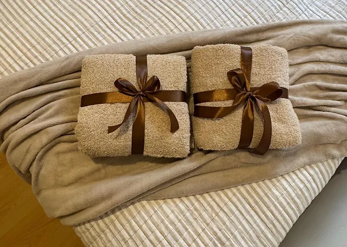 Spacious 2 Bedroom In Centre, Fast Wi-fi, Self Check In, Family & Work Friendly