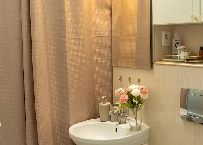 Spacious 2 Bedroom In Centre, Fast Wi-fi, Self Check In, Family & Work Friendly * ワルシャワ