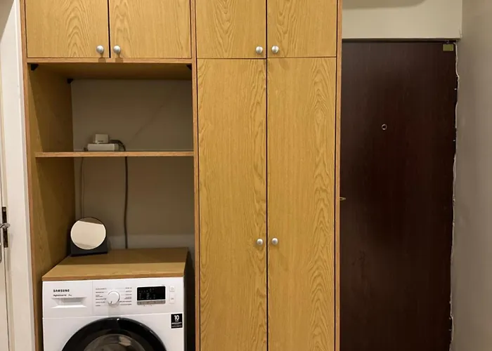 Spacious 2 Bedroom In Centre, Fast Wi-fi, Self Check In, Family & Work Friendly Apartmán Varšava