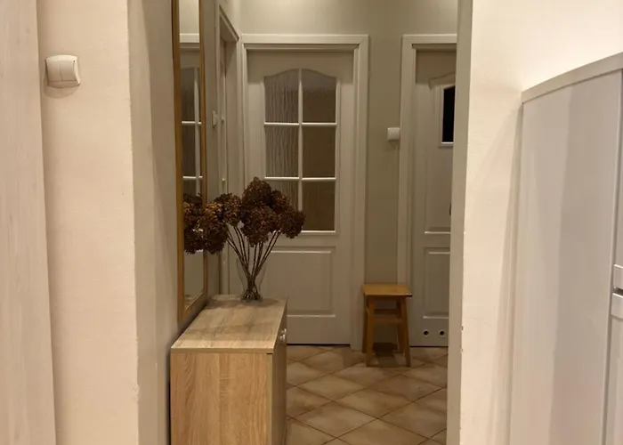 Spacious 2 Bedroom In Centre, Fast Wi-fi, Self Check In, Family & Work Friendly *