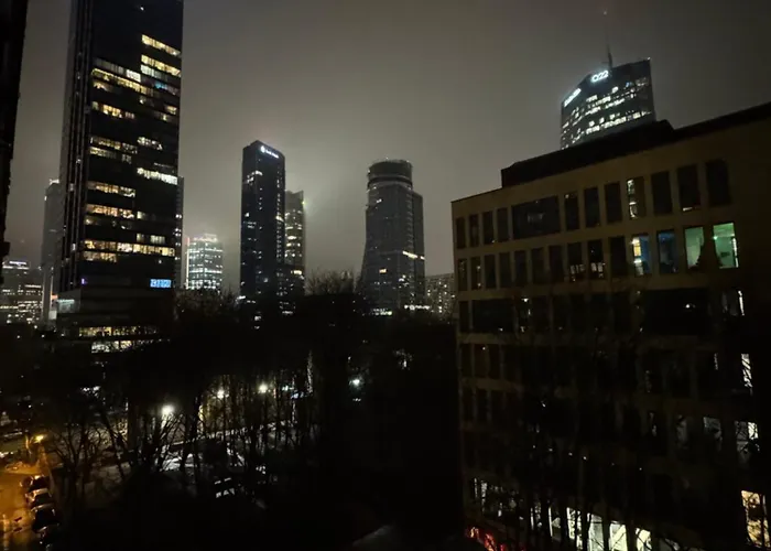 Spacious 2 Bedroom In Centre, Fast Wi-fi, Self Check In, Family & Work Friendly アパート ワルシャワ