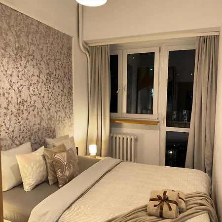 Spacious 2 Bedroom In Centre, Fast Wi-fi, Self Check In, Family & Work Friendly * Βαρσοβία