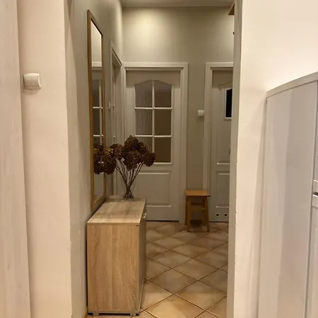 Spacious 2 Bedroom In Centre, Fast Wi-fi, Self Check In, Family & Work Friendly *