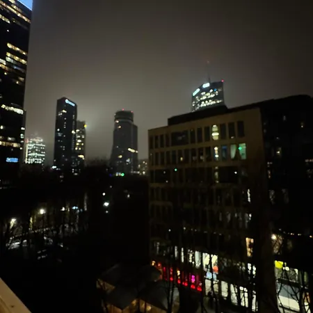 Spacious 2 Bedroom In Centre, Fast Wi-fi, Self Check In, Family & Work Friendly * Βαρσοβία