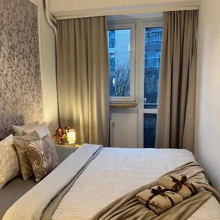 Spacious 2 Bedroom In Centre, Fast Wi-fi, Self Check In, Family & Work Friendly Varšava