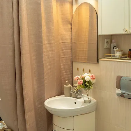 Spacious 2 Bedroom In Centre, Fast Wi-fi, Self Check In, Family & Work Friendly * Varšava