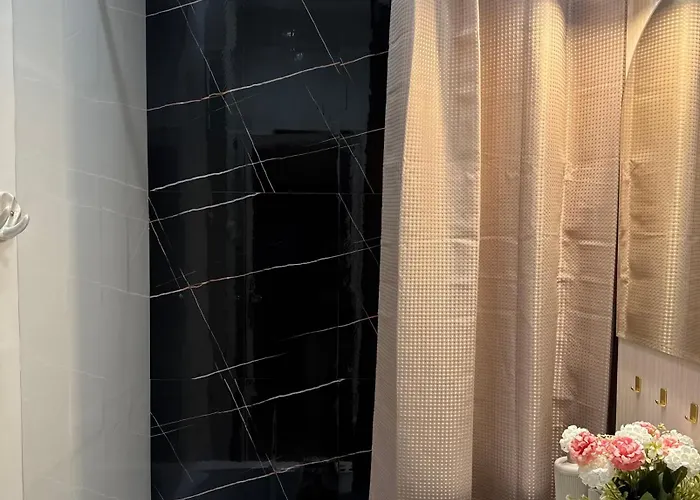 Spacious 2 Bedroom In Centre, Fast Wi-fi, Self Check In, Family & Work Friendly